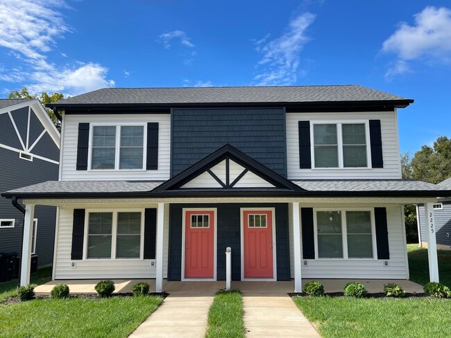 Hermoso exterior artesanal - 2225 Kenwood Blvd SE