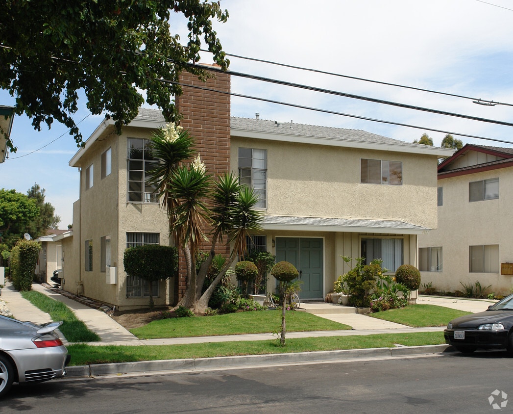 Building Photo - 4921-4923 Pearce Dr