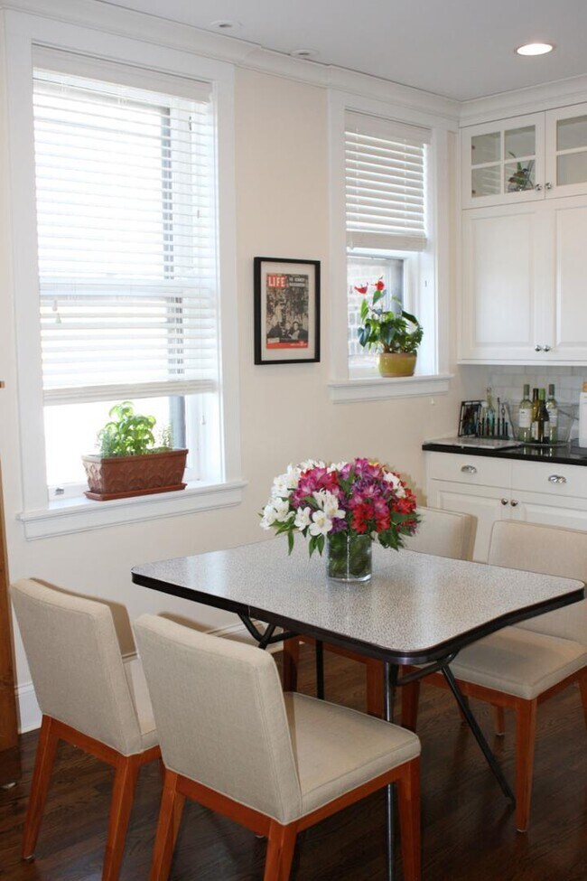 Foto del edificio - 533 W Diversey Pkwy