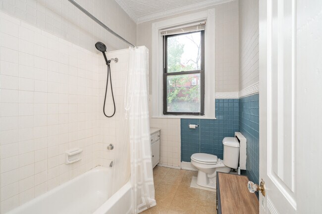 Baño - 120 Lyon St