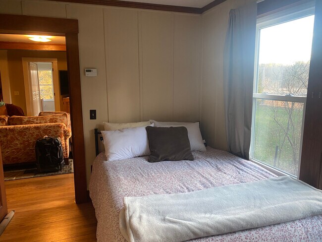 Foto del edificio - 10 Pine Grove Rd