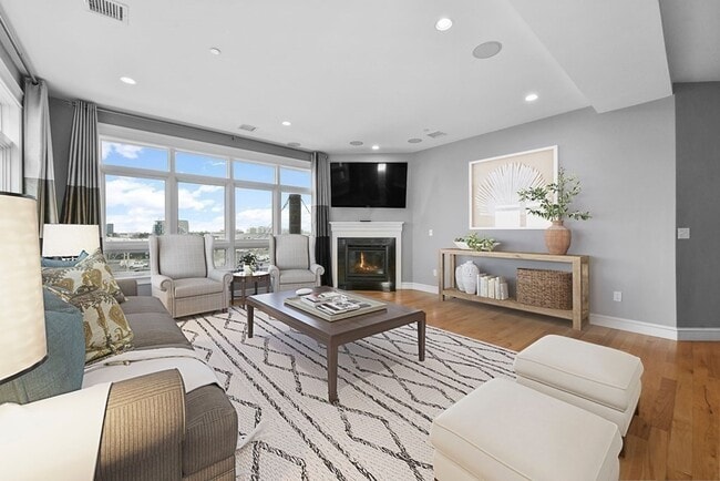 Building Photo - 350 W 2nd St