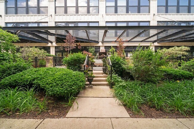 Foto del edificio - 1070 W 15th St