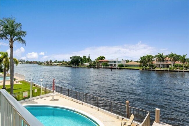 Building Photo - 615 S Riverside Dr