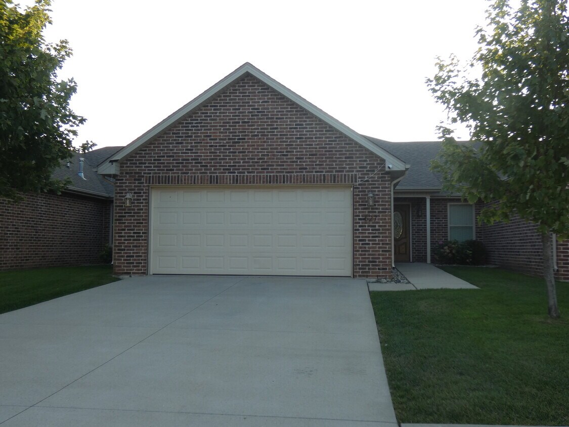 Foto principal - 627 N Edgemere Dr
