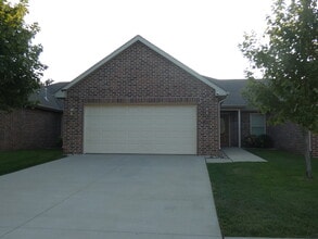 Building Photo - 627 N Edgemere Dr