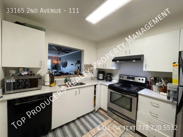 Building Photo - GREAT PRICE 3 BEDROOM APARTMENT