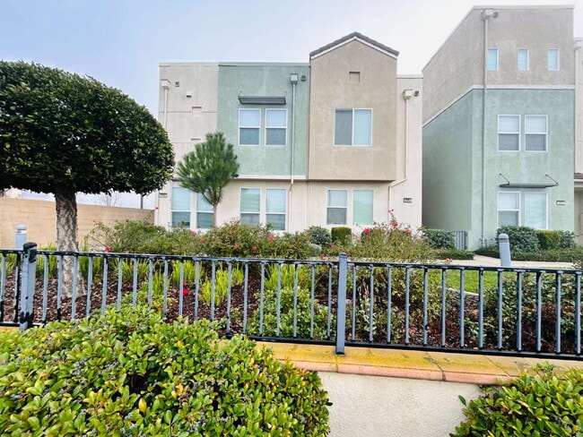 Building Photo - Fresh 3 Bed, 2 Bath Home - Close to shopping!