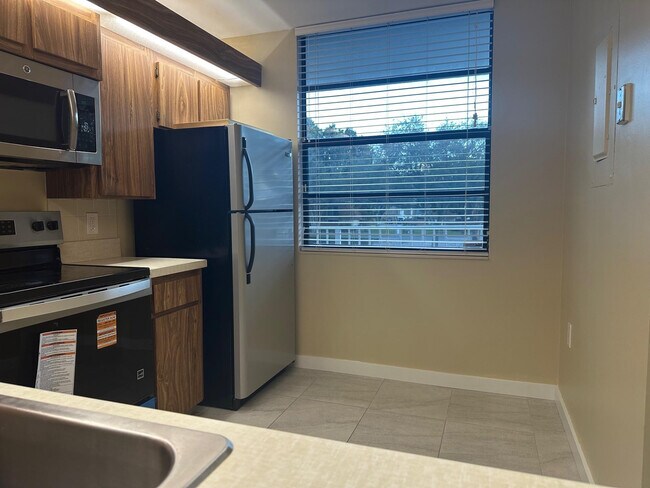 Building Photo - 1717 Whitehall Dr