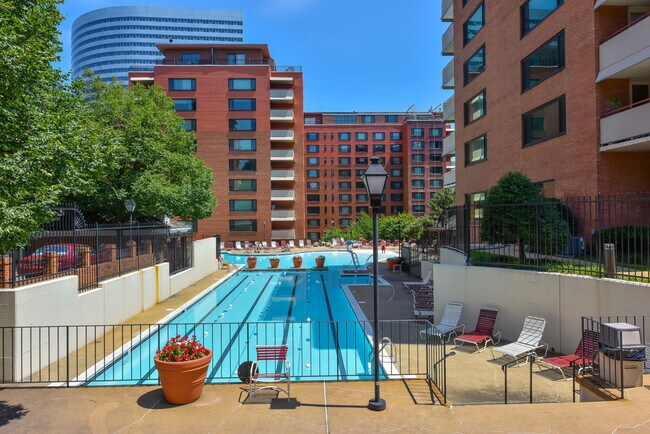 Foto del edificio - 1011 Arlington Blvd