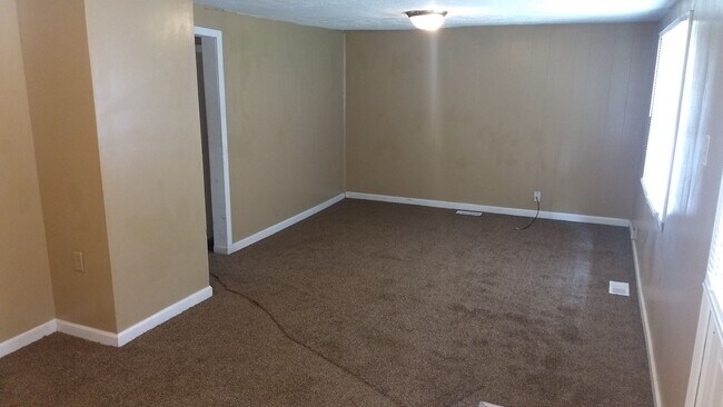 Building Photo - 2 Bedroom House with Large Living Room