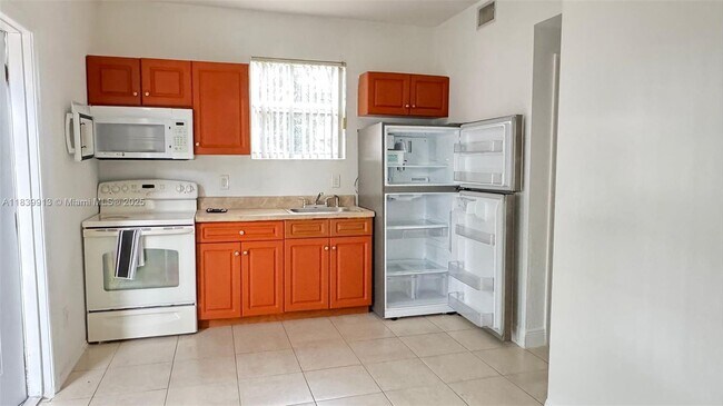 Foto del edificio - 2099 NW 26th Ave