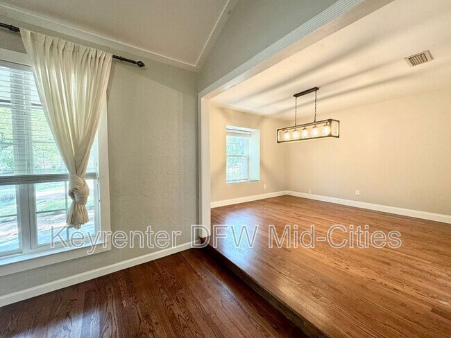Building Photo - 1608 Durham Dr