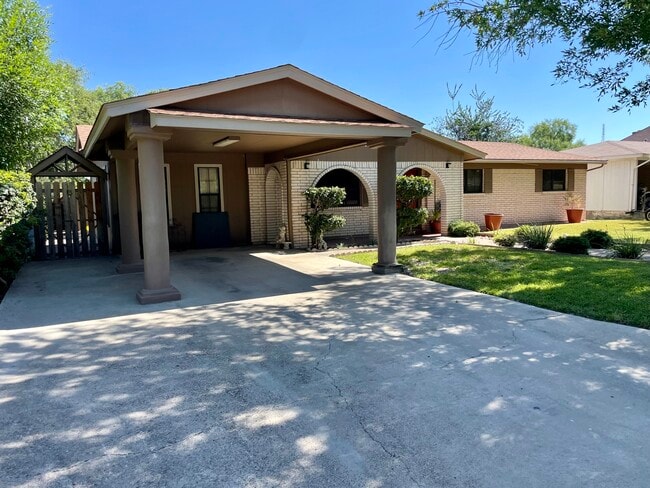 Building Photo - 1213 Royal Crown Dr