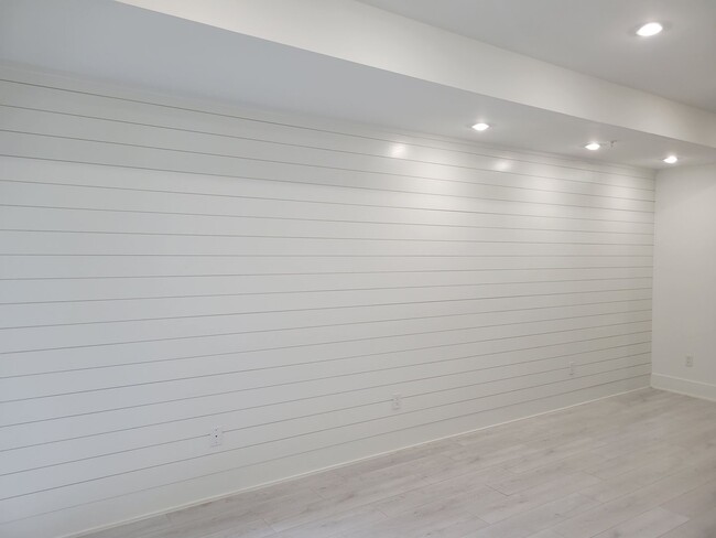 Building Photo - Stunning 2 BR/2 BA Apartment in 16th Stree...