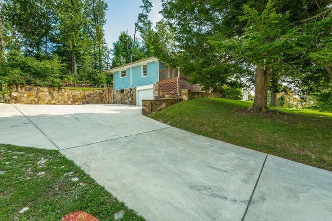 Foto del edificio - Charming Family Haven: 3 Bedroom Gem with Inviting Outdoor Space