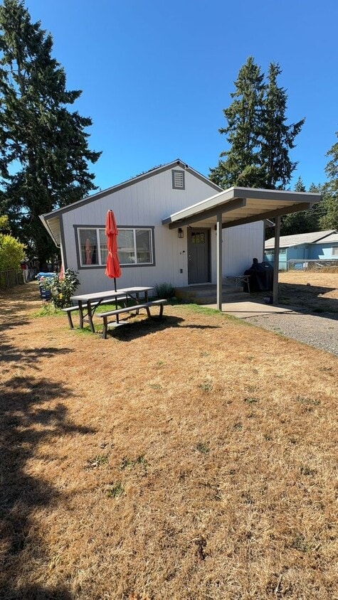 Primary Photo - Cozy 3-Bedroom Rambler with Large Fully Fe...