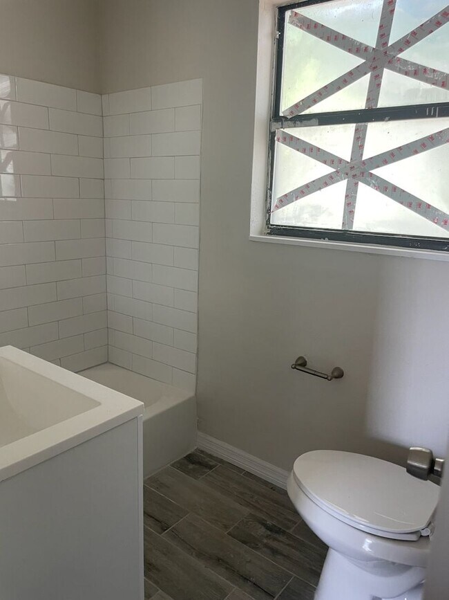 Building Photo - FOR RENT!!! BEAUTIFUL AND RECENTLY UPDATE ...