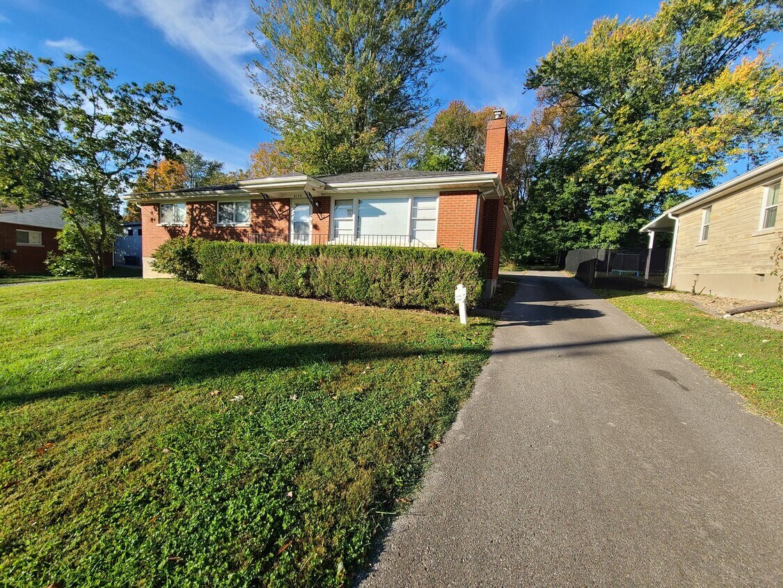 Foto principal - Large 3 bedroom 2 full bath home with full...