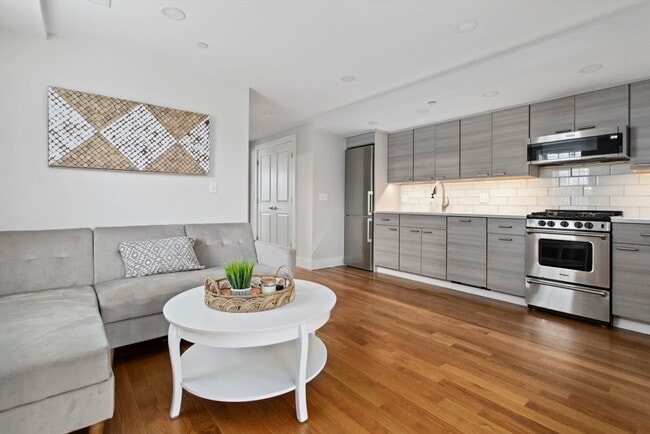 Building Photo - 8 Hale St