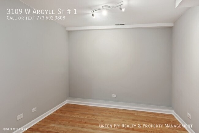 Building Photo - Huge Albany Park Duplex!
