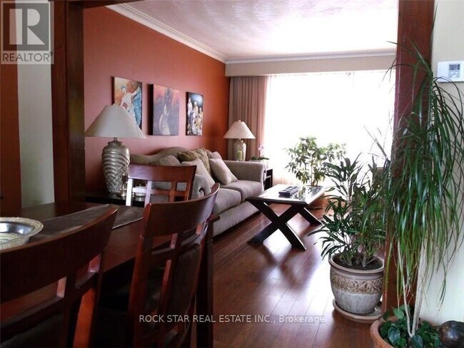 Photo du bâtiment - 5905 Hillcrest Crescent