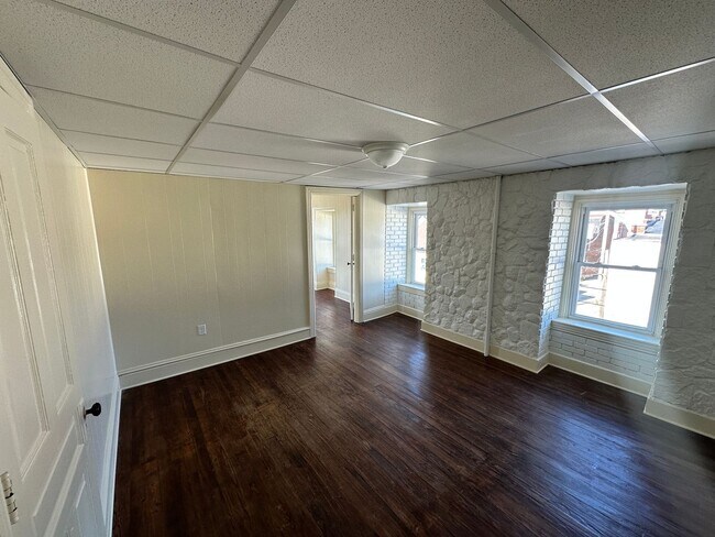Foto del edificio - Top Floor, Renovated 1 Bedroom Apartment-York City SD