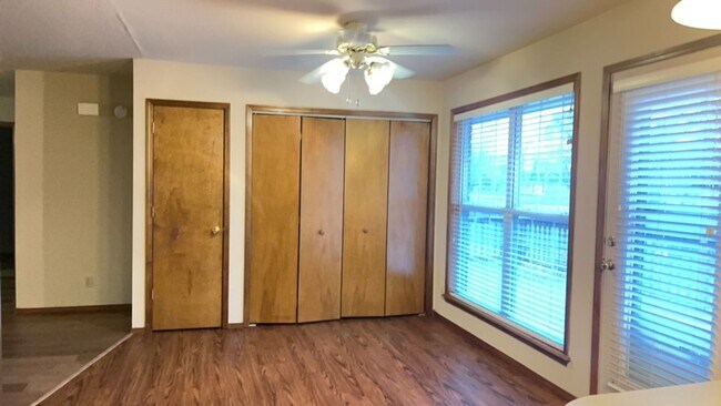 Foto del edificio - 2 Bedroom Duplex Rogers!