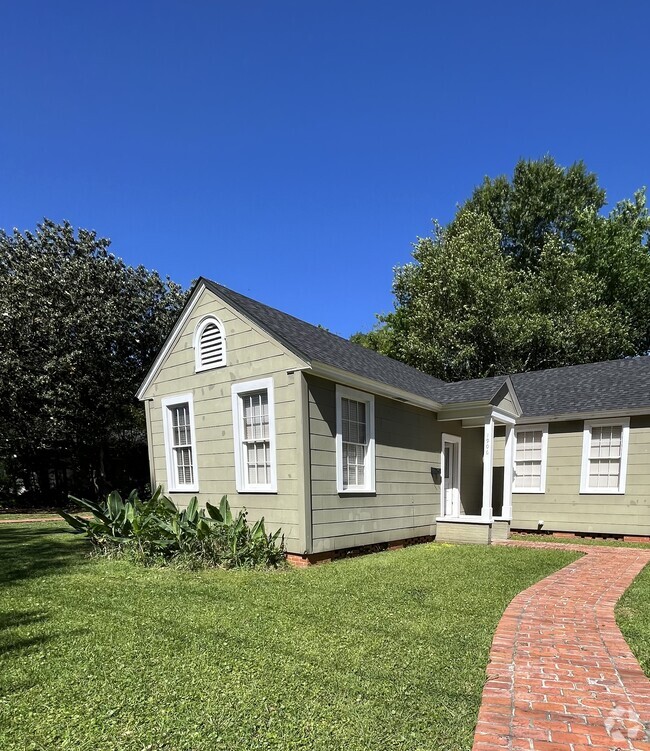 Adorable covered front entry - 918 Blythe Ave