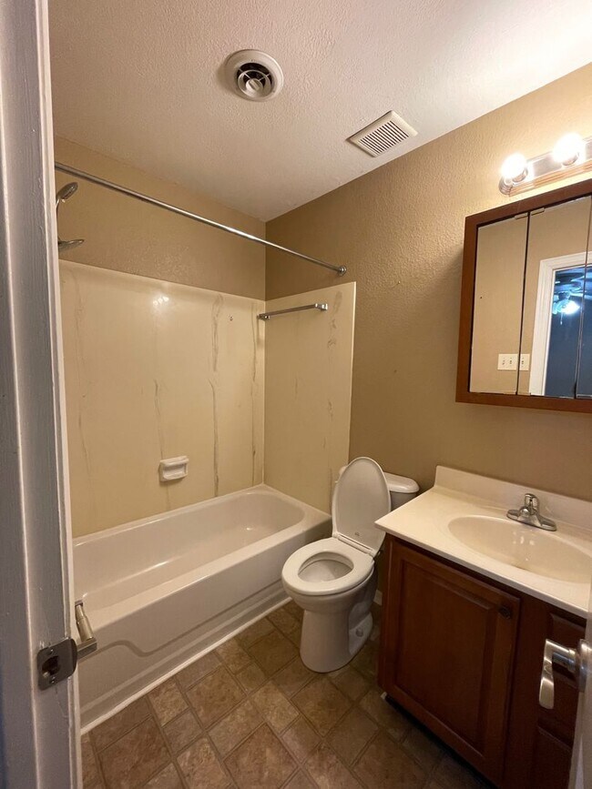 Building Photo - *Knoxville 37912 - 2 bedroom, 2.5 bath tow...