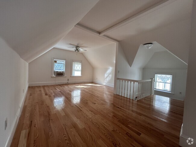 Building Photo - 108 Brooks St