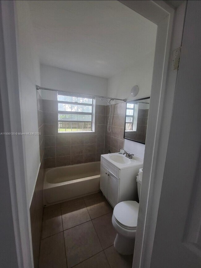 Foto del edificio - 1402 NW 13th Ct