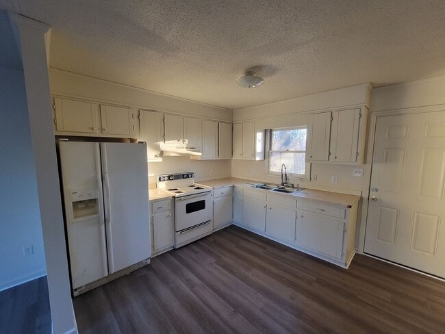 Building Photo - 2 Bedroom House