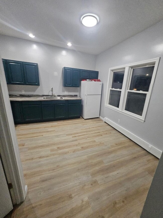 Foto del edificio - 139 Covel St
