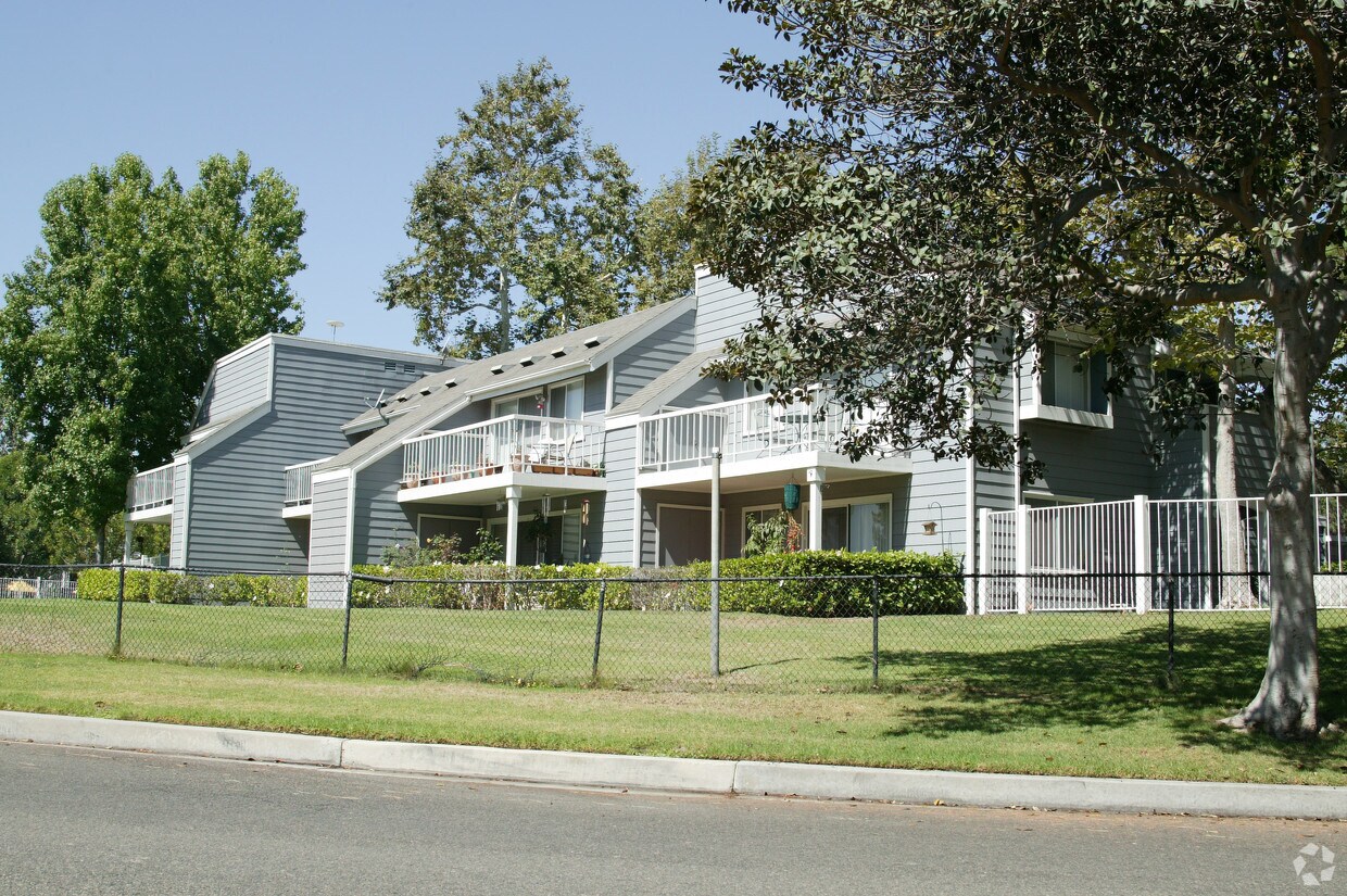 Village On The Green Apartments In Long Beach