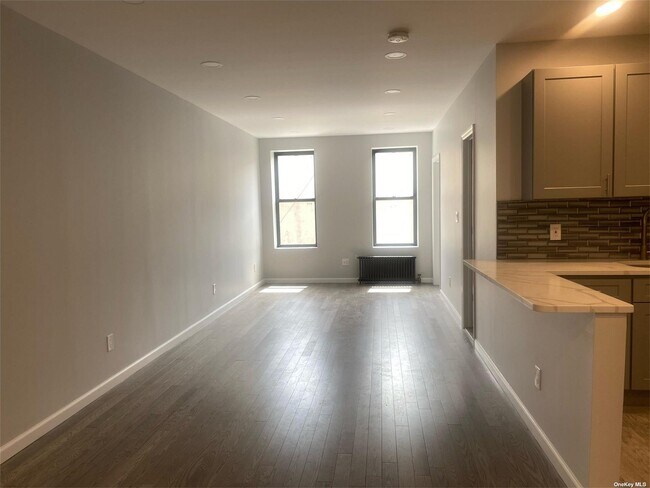 Foto del edificio - 66-56 Myrtle Ave