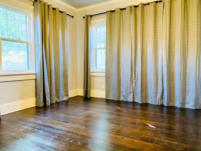 Foto del edificio - Beautiful 3BD 2BA Craftsman Home Located in Historic Mesta Park!!!