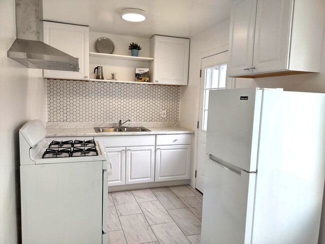 Kitchen - 208 N Florence St