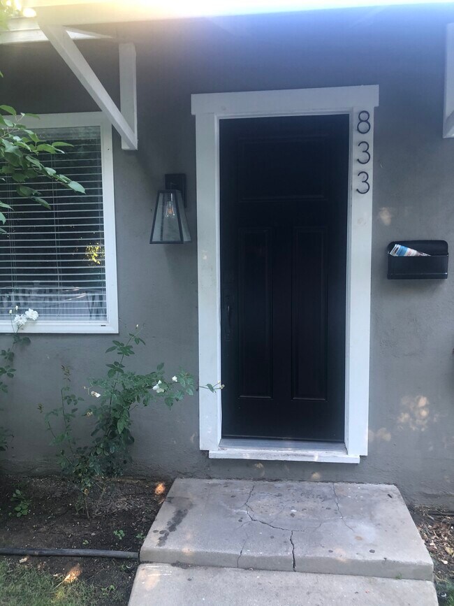 Puerta de entrada - 827 E Washington Blvd