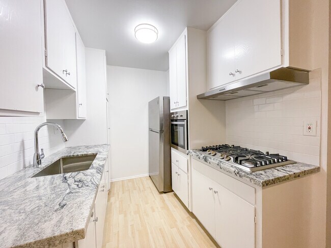 Kitchen - 625 Pier Ave