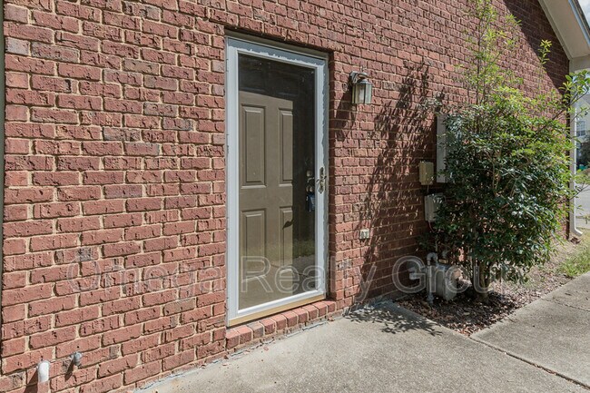 Foto del edificio - 570 Treymoor Lake Cir