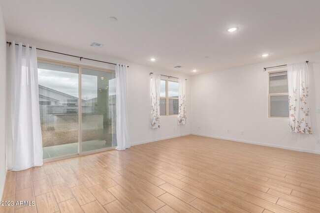 Foto del edificio - 12658 W Northview Ave