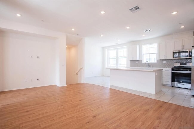 Building Photo - 516 Avenida Centro