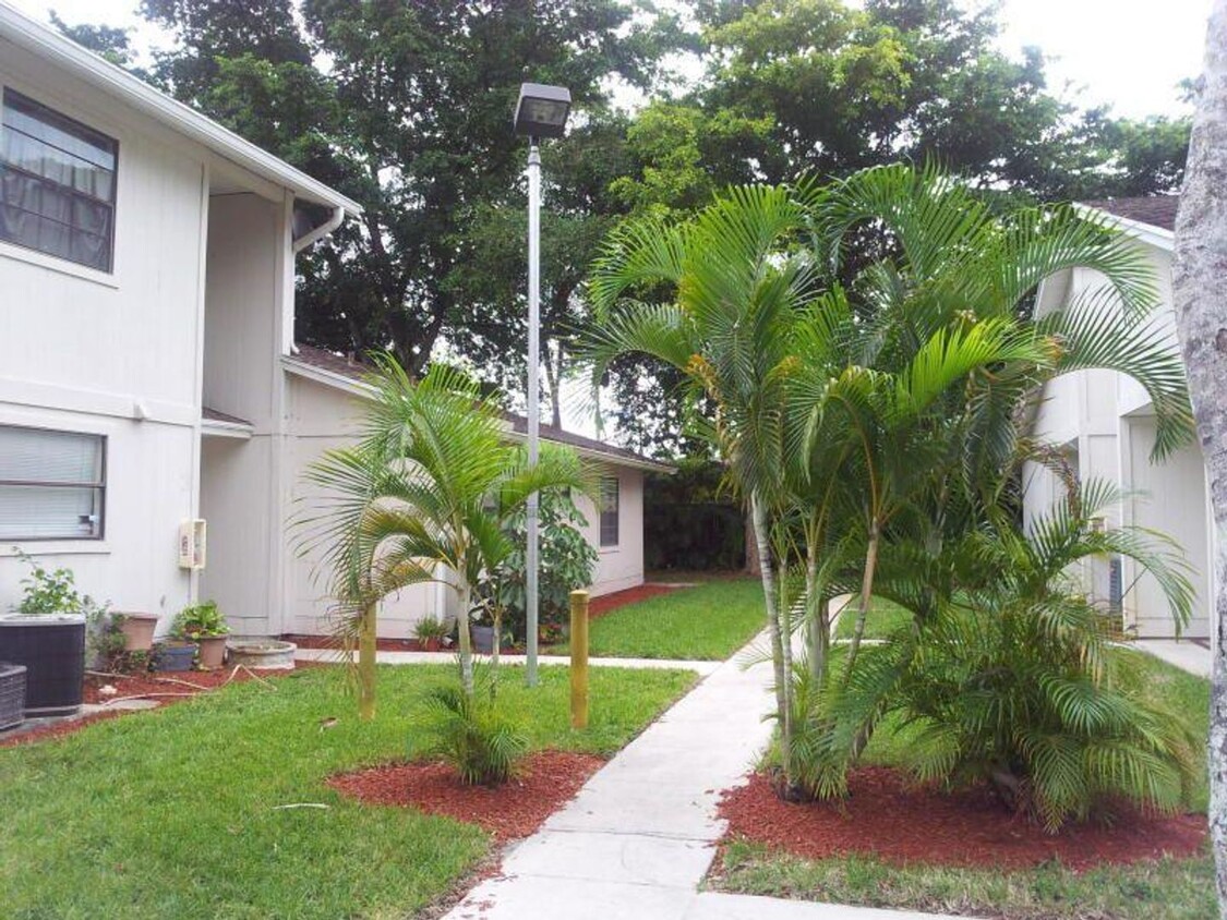 Foto principal - Spacious 2 bedroom 2 bath very private villa