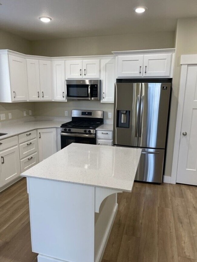 Building Photo - Gorgeous 3 Bedroom Townhome in Herriman!