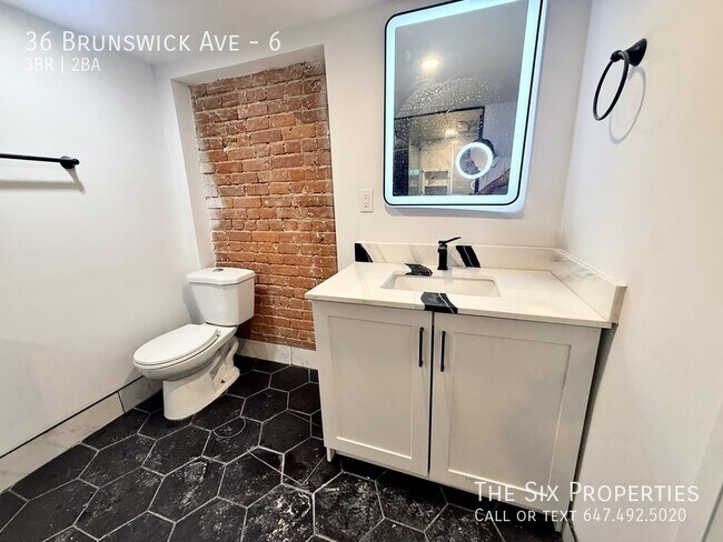 Photo du bâtiment - Brand New 3 Bedroom + 1.5 Bath Lower Level Apartment in the Heart of Downtown