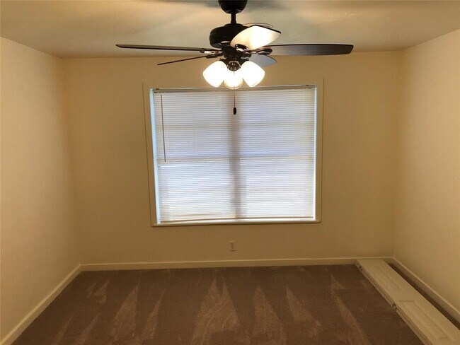 Foto del edificio - 121 N Burnett Dr