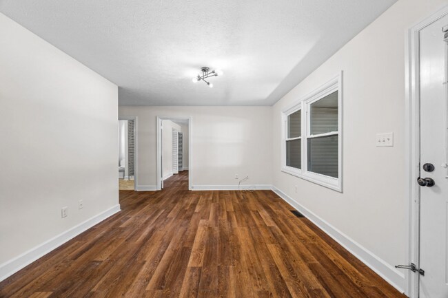 Foto del edificio - 618 Glen Lily Rd