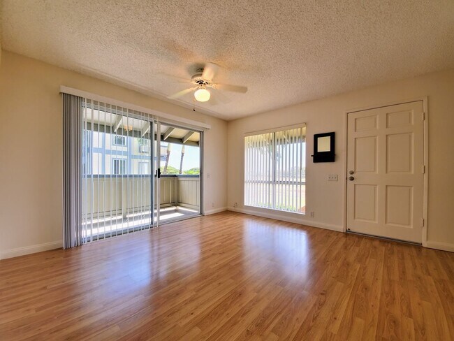 Foto del edificio - For Rent | 1 bedroom, 1 bath upstairs corner unit located in Sun Rise with 1 assigned parking stall