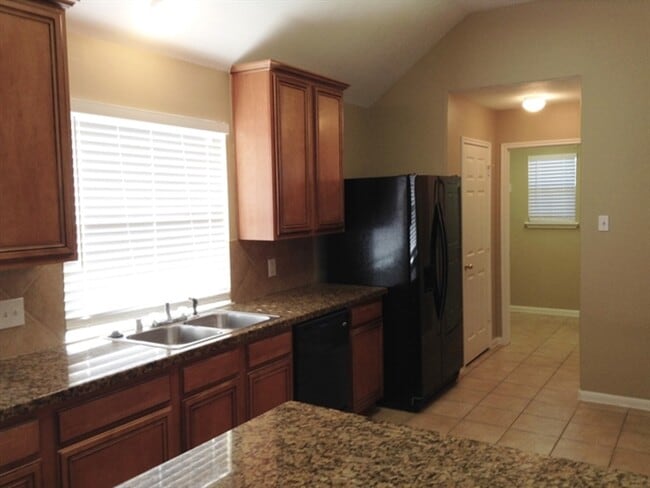 Building Photo - 2210 2 Trail Dr